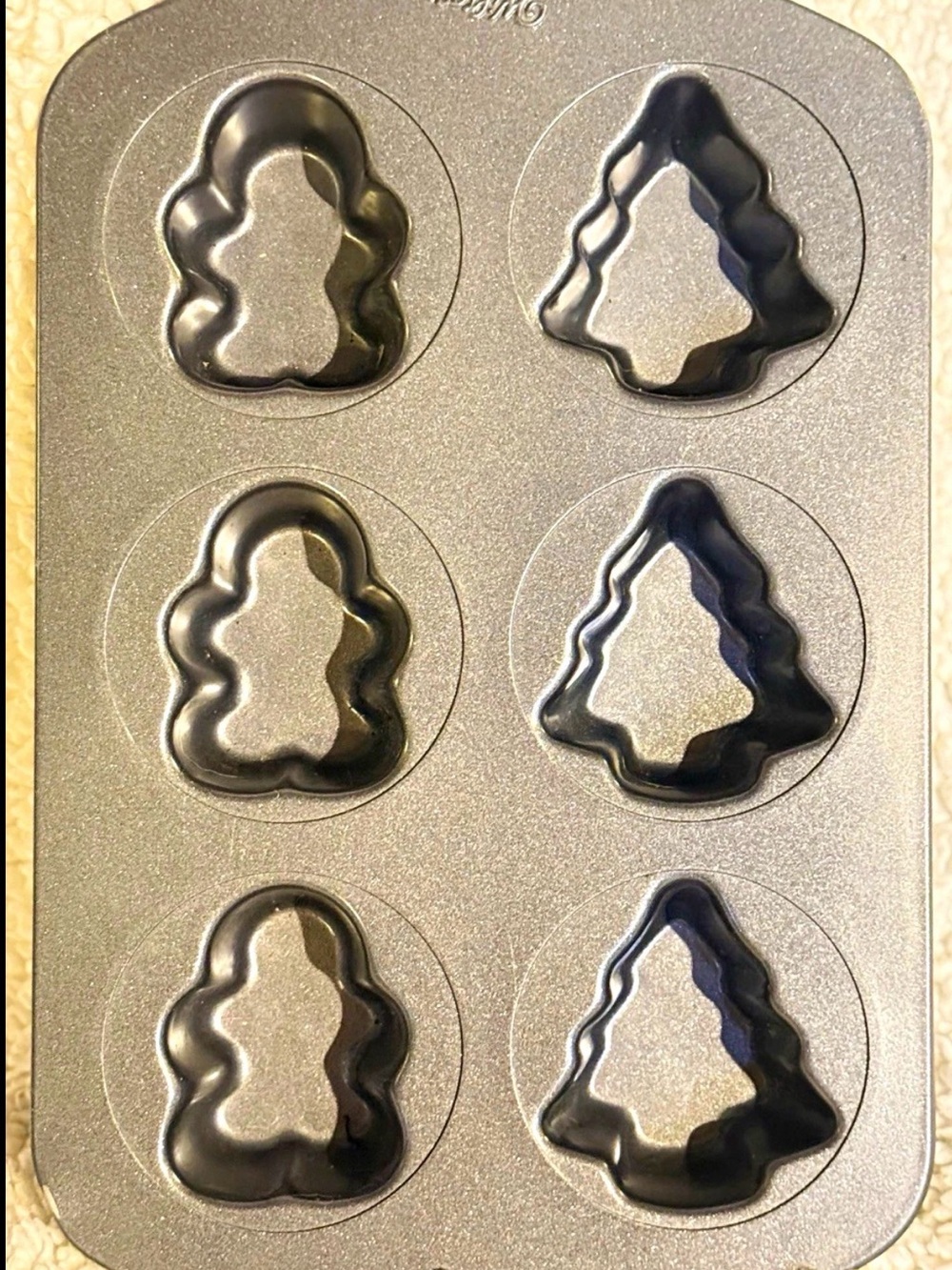 Wilton Christmas Mini Cake Pan Non-Stick 6 Cavity Gingerbread Man & Tree NEW